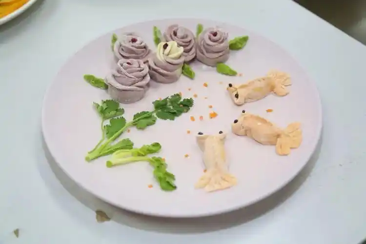 团队赛共6支队伍参赛,比赛从各队饺子数量,造型,团队士气等方面进行