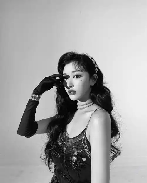 孔雪儿新造型好性感丝巾搭配超短裤元气满满少女范儿