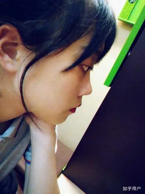 有一个超级扁平的侧脸是一种什么样的体验?