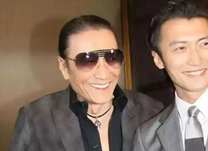 82岁谢贤陪儿子做节目,啃牛骨正过瘾,遭调侃:你牙齿不会掉吗?