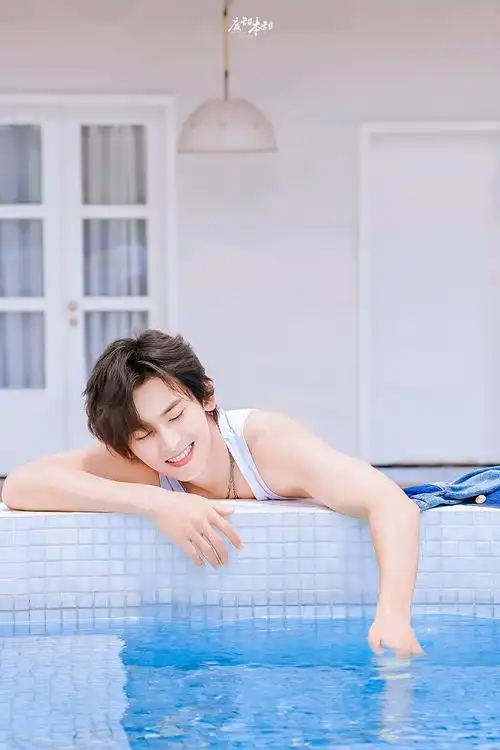 张哲瀚老婆的下装都玩这么大吗?