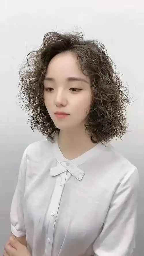 天凉了头发也该烫了今年流行的全头烫上线准备烫发请收藏