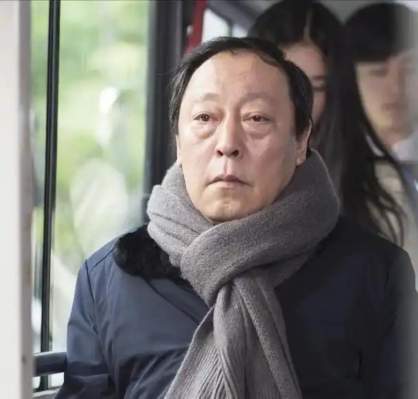 倪大红被网友修图后还挺像吴彦祖,原来眼袋对颜值的影响这么大