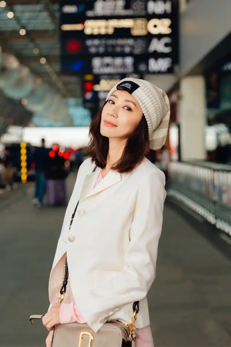 原创被贾静雯惊艳到了穿白西装配格裙优雅高级46岁依然女神范