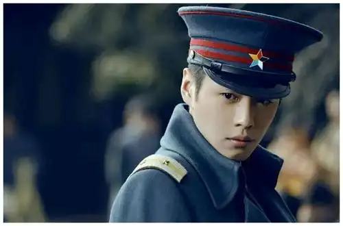 当红男星穿军装易烊千玺热血朱一龙颜值高看到任嘉伦我爱了
