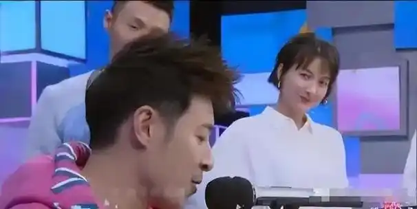 除了与潘玮柏传出绯闻外,吴昕还曾与曾经的国民校草李易峰有过一段