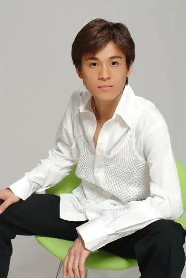 乔振宇早年海量青涩照曝光出道十三年容颜未变五