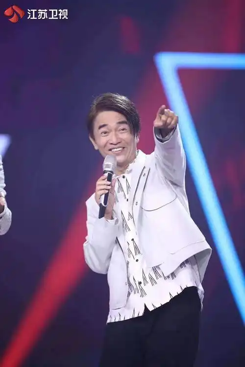 刘德华和梁朝伟的合体"的新晋唱将"启德龙"一开场就凭借着强大的综艺