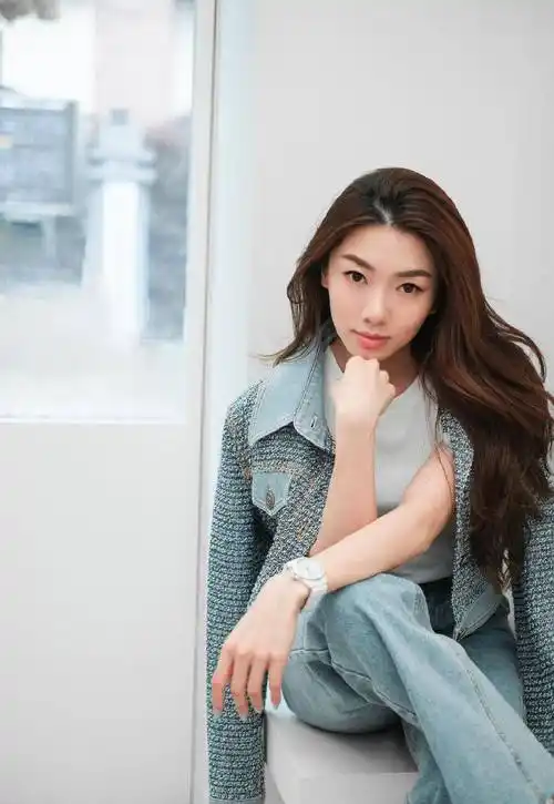 她是郑恺前女友也是时尚博主,一身蓝白配清爽宜人,尽显优雅自信_程