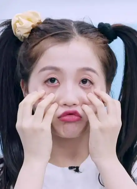 《青春有你2》虞书欣做鬼脸太上头 当众做鬼脸放得开【竖版】