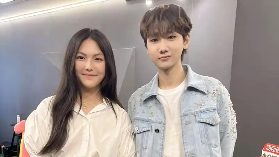 15岁王诗龄与汪苏泷合照,落落大方气质突出,李湘和王岳伦状态似复婚