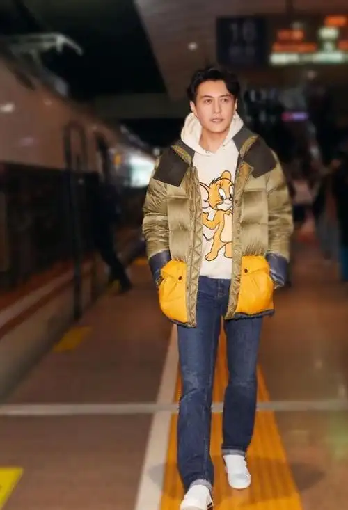 靳东化身行走的时尚范本脱下西装穿卡通装1米83身高不输男模