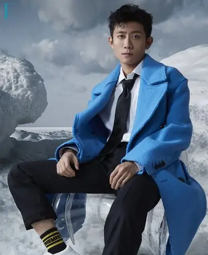 简介:张一山帅气百变杂志写真大片,分享一组张一山图片给大家,图中的