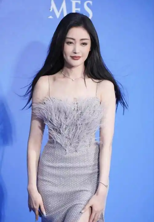 张天爱这是怎么了!长礼服搭短靴太割裂,化复仇妆变老阿姨大翻车