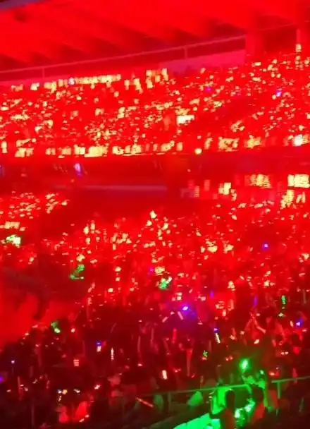 tfboys五周年演唱会易烊千玺半场红海易烊千玺