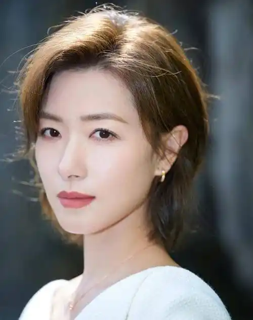 像万茜一样的夏季短发,干练又个性,想换发型的不要错过_风格_时尚