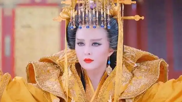 新老版武则天登基,范冰冰靠布景,斯琴高娃刘晓庆谁更经典?