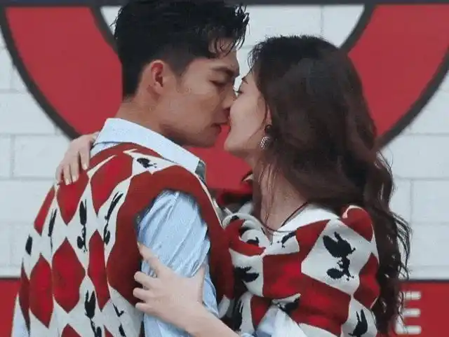 张铭恩又现身胡冰卿小区粉丝朋友而已串下门怎么了