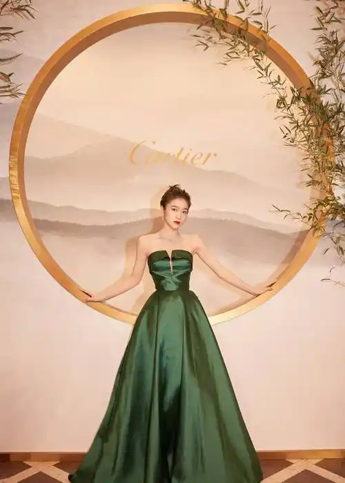 张雪迎太时髦了!t恤配牛仔裤尽显气质,鳄鱼皮包包点缀恰到好处