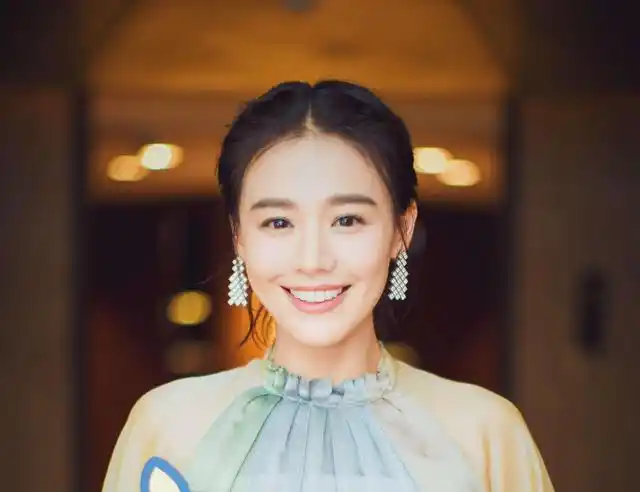 素颜马思纯现身脱口秀节目,开启海绵宝宝式微笑停不下来