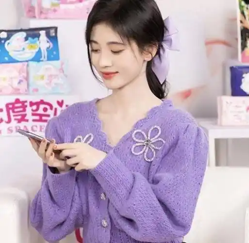 细心的网友发现,鞠婧祎也穿过同款衣服,只不过鞠婧祎穿的是紫色的