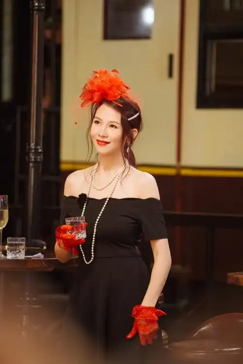 妻子4蔡少芬红色羽毛礼帽造型红黑经典搭配性感满分