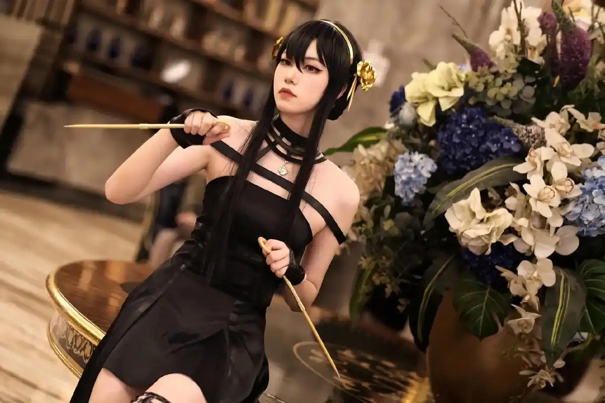 "优雅,实在是太优雅了"#cos #动漫#间谍过家家 #约尔 - 抖音