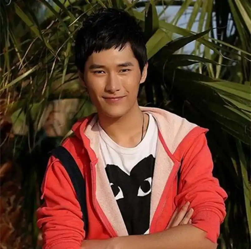 我发现了一个大秘密!原来朱梓骁是因为没戏拍才去直播的😲!