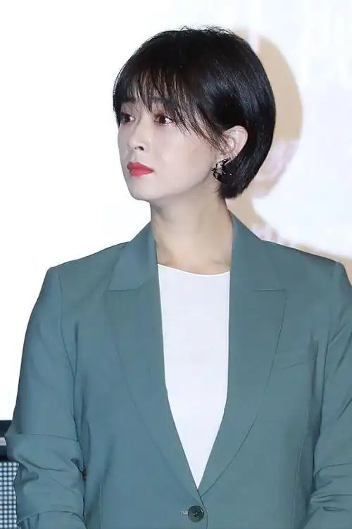 蒋欣短发造型有点甜不像华妃娘娘身穿西装也显肉肉的