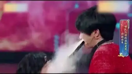 华晨宇面粉喷贾玲一脸,遭贾玲暴打,关晓彤贴心!