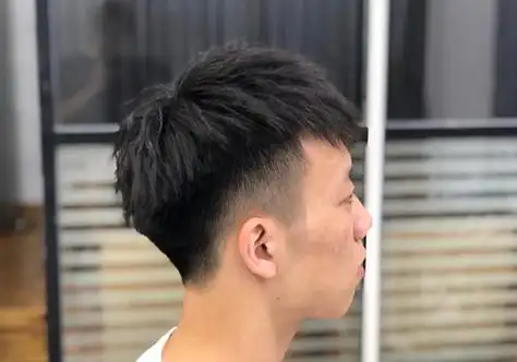 男生剃鬓角前梳短发烫发发型,发际线头发做的稍微长了一些.