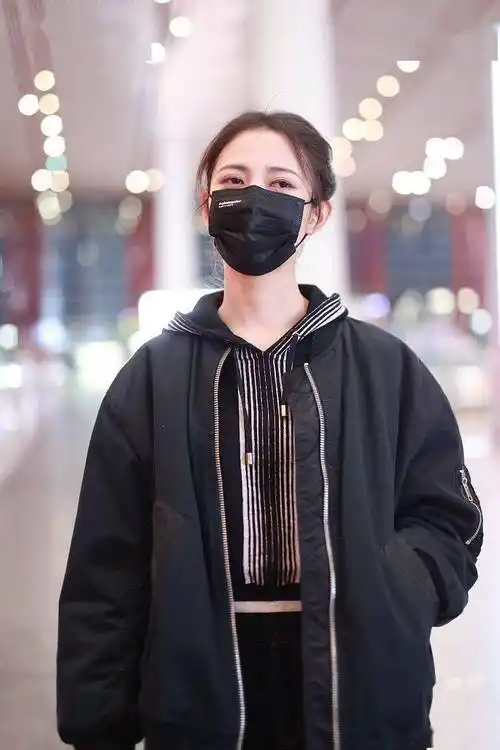 陈钰琪黑白条纹连帽衫搭黑色夹克 穿九分卷边牛仔裤飒气利落_机场