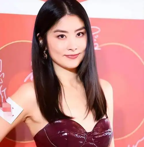 然而,与太子基不同的是,尽管陈慧琳家世显赫,但她为人低调且接地气.