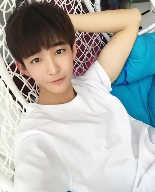 分享一位萌萌的可爱小鲜肉瓜子脸大眼睛的小正太