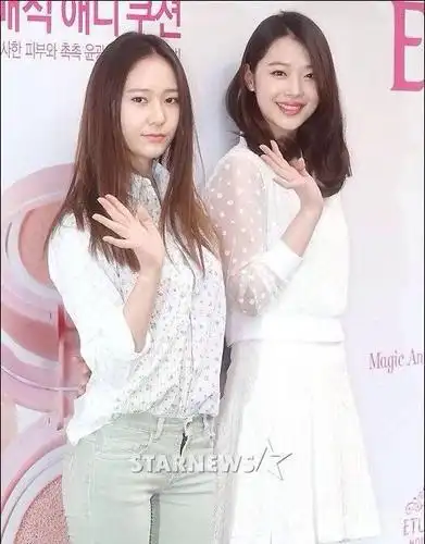 f(x)崔雪莉郑秀晶写真 姐妹情深获点赞