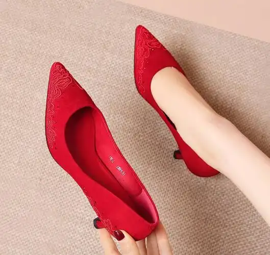 小童马尖头高跟鞋女大红色烫钻刺绣婚鞋2019新款浅口细跟单鞋女春新娘