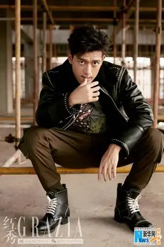 李现街拍演绎叛逆型男高衣品化身行走的衣架