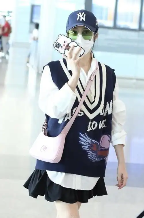 范冰冰贴心为粉丝签名穿学院风大秀少女心就是穿得不太协调