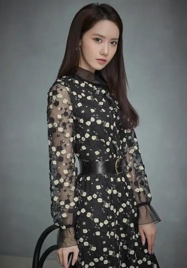 韩国"大众女神"林允儿太会穿!碎花裙配风衣外套,展示秋季潮流