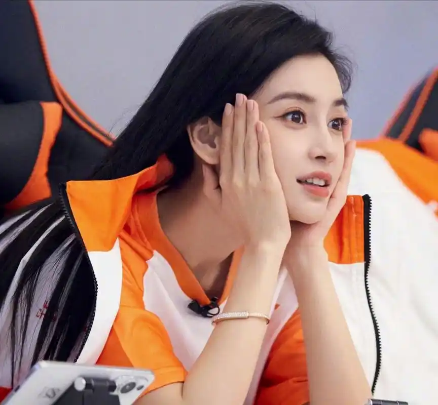 美女明星杨颖在线辟谣,网传身高159,在《战至巅峰2》透露自己量是有