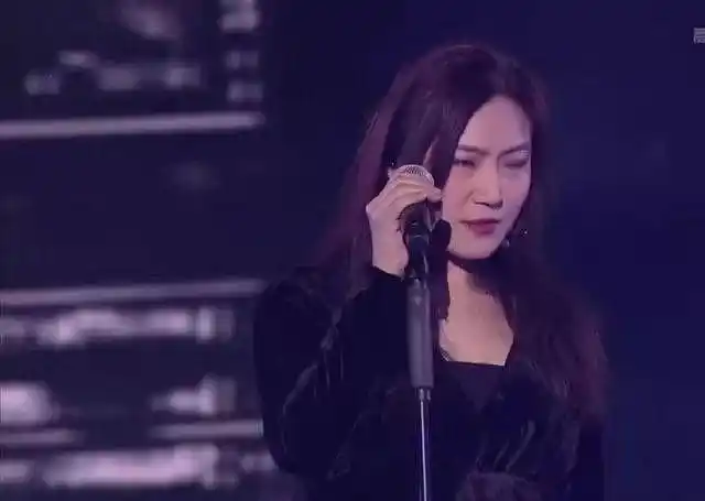 刘郡格黑裙现身好声音决赛,网友:还是回去给梁博当御用合音师吧!