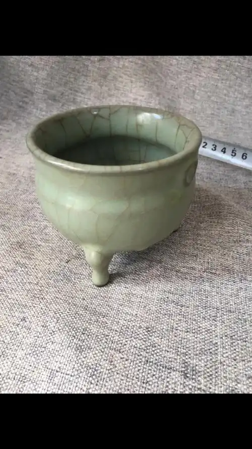 宋,龙泉溪口窑三足炉