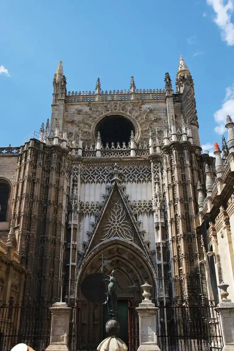 塞维利亚大教堂是西班牙塞维利亚市的著名宗教名 - 抖音
