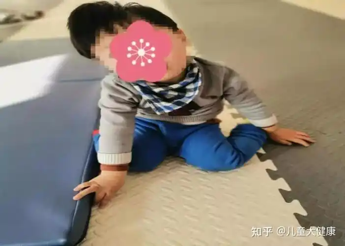 图中的孩子呈现的是一种"w"样式的坐姿.