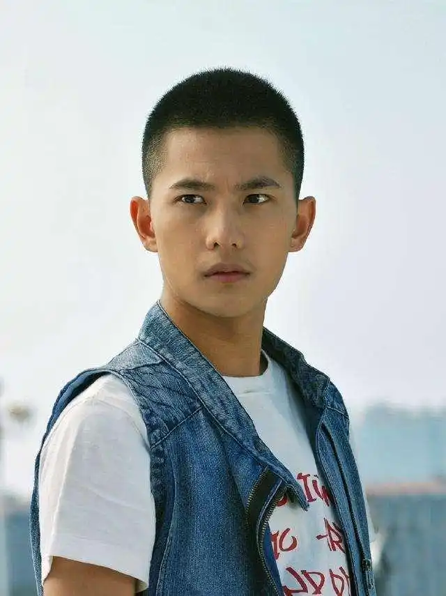 黄轩寸头惊艳,胡歌最帅,梁朝伟寸头变成大爷