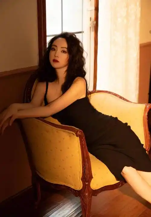 43岁董璇晒生日照,身材饱满,少女感十足_卷发_黑色_紧身衣