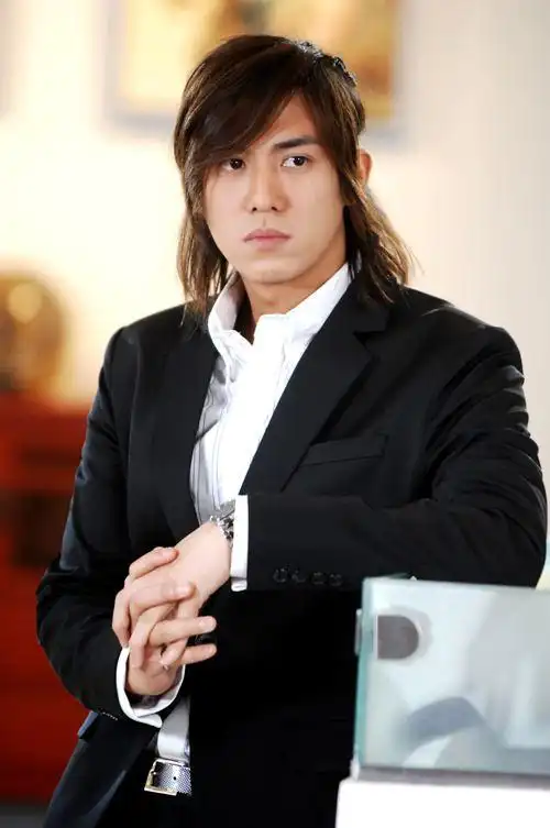 有"黑帮背景"的明星,曾志伟曾因嘲笑她被打,网友:都惹不起呀