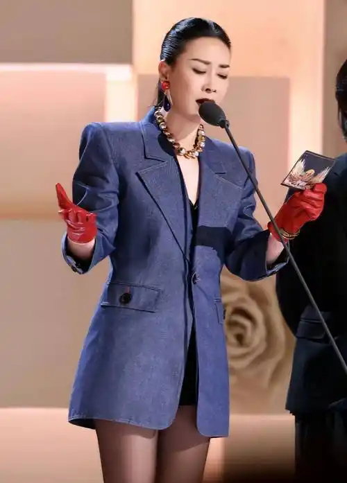 55岁那英穿黑丝秀美腿!化大浓妆气场全开,身材凹凸有致状态好