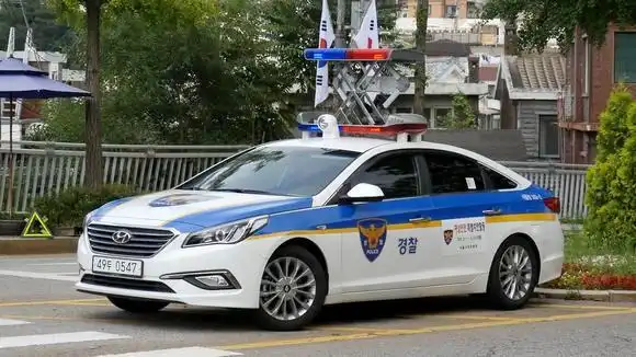 韩国首尔警车 警灯还可以升起来