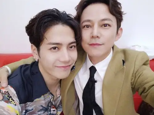 何炅晒与王嘉尔合照 新综艺开录引期待(图文)